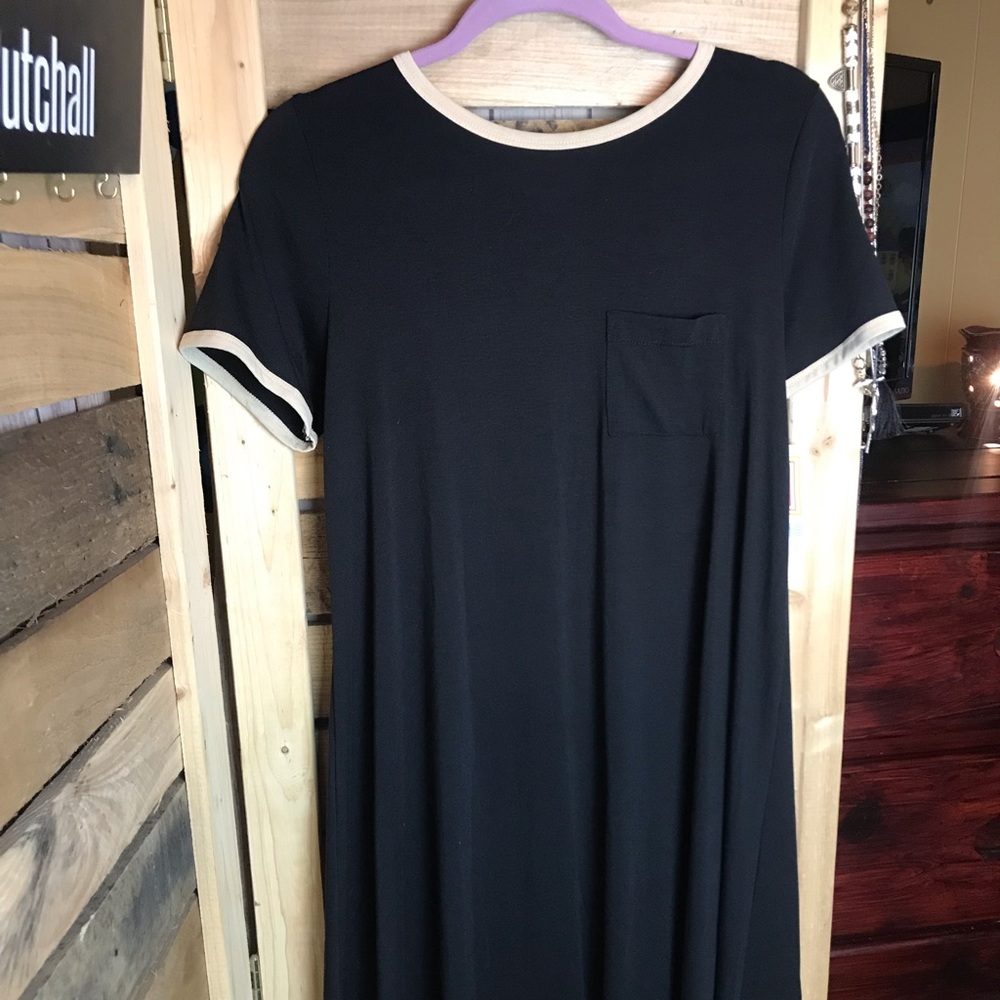 Xs Carly runs big fits 5-10, black/beige trim NWT